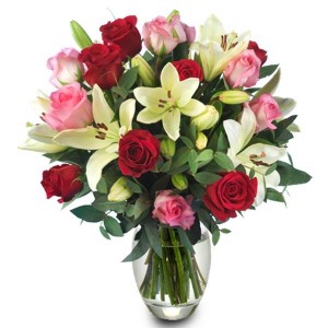 Arranjo no Vaso G com 12 Rosas Vermelhas e Rosa com Lírios Brancos