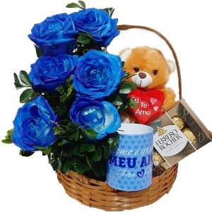 Cesta com 6 Rosas Azuis+Chocolate 8un+Urso 20cm Coração "Amor"+Caneca Azul "Como é Grande o meu amor"