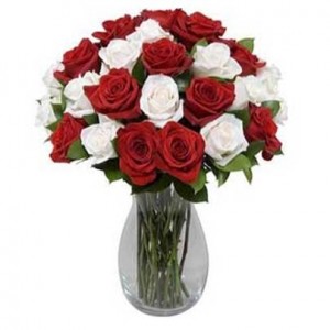 Arranjo no Vaso G com 24 Rosas Vermelhas e Brancas