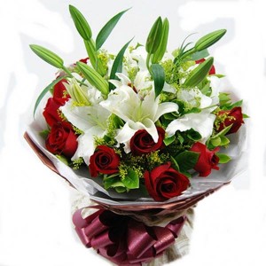 Buquê com 12 Rosas Vermelhas e Lírios Brancos