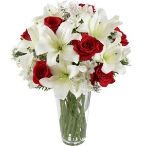 Arranjo no Vaso G com 12 Rosas Vermelhas, Astromélia Brancas e Lírios Brancos