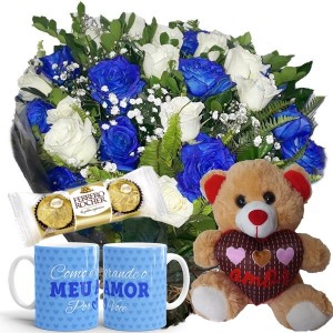 Buquê com 12 Rosas Azuis e Brancas+Chocolate 3un+Urso coração Amor 20cm+1Caneca Azul "Como é Grande o meu..."