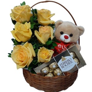Cesta com 6 rosas Amarelas+Urso Coração Amor 20cm+Chocolate 8un