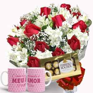 Buquê com 12 Rosas Vermelhas e Astromélias Brancas+Chocolate 8un+1Caneca (Rosa) Como é Grande..."