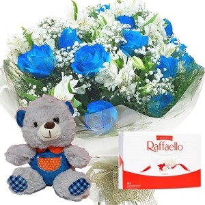 Buque com 12 Rosas azuis e Astromélias Brancas+Chocolate Rafaello 9un+Ursinho Camiseta 18cm 