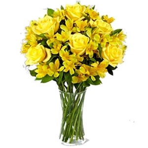 Arranjo no vaso P com 6 Rosas Amarelas e Astromélias Amarelas
