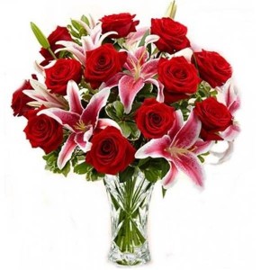 Arranjo no vaso G com 12 Rosas Vermelhas e Lírios Rosa