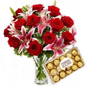 Arranjo no Vaso G com 12 rosas vermelhas e Lírios Rosas+Chocolate 12un