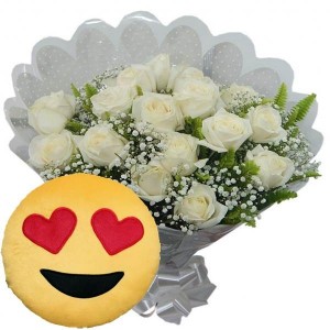 Buquê 12 Rosas Brancas + Almofada Emoji Apaixonado 28cm