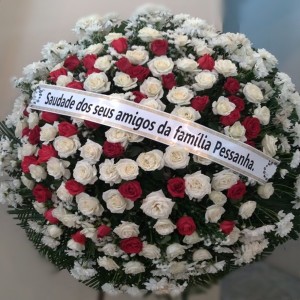 Coroa de Flores com Rosas Brancas e Vermelhas(Tam:1,50)