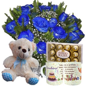 Buquê com 12 Rosas Azuis+Urso com Laço Azul 20cm+Chocolate 12un+1Caneca Feliz Aniversário