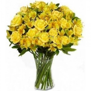 Arranjo no Vaso G com 12 Rosas Amarelas e Astromélias Amarelas