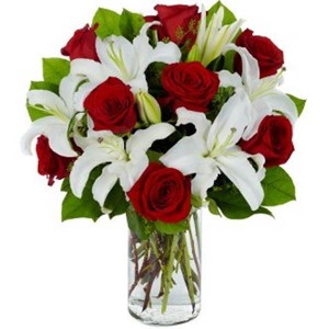 Arranjo no Vaso G com 12 Rosas Vermelhas e Lírios Brancos