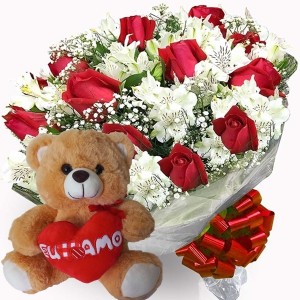 Buquê com 12 Rosas Vermelhas e Astromélias Brancas+ Urso 30cm "Eu te Amo"
