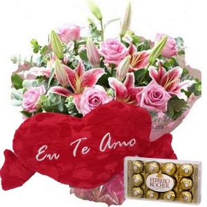 Buquê 12 Rosas cor Rosa e Lírios Rosa+Chocolate 12un+Coração Grande "Eu Te Amo" 62x34