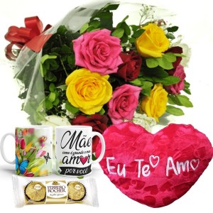 Buquê com 12 Rosas Coloridas+Coração Grande Eu te Amo 48x52+1Caneca Mãe "Como é grande..."+Chocolate 3un