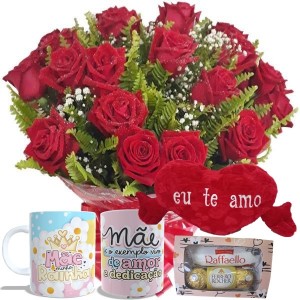 Buquê 12 Rosas Vermelhas+Chocolate 6un+Coração Pelúcia "Eu Te Amo" 62x34+1Caneca "Mãe Rainha"