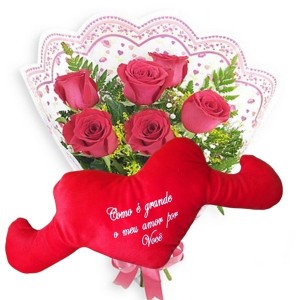 Mini buquê 6 Rosas Vermelhas+Coração Pelúcia "Como é grande meu..."