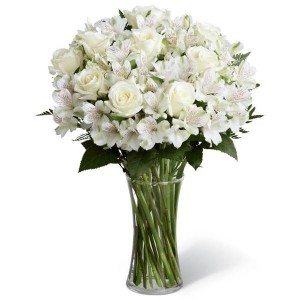 Arranjo no Vaso G com 12 Rosas Brancas e Astromélias Brancas