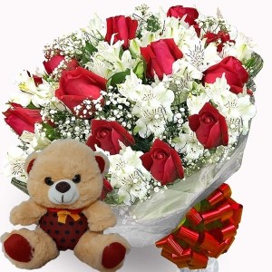 Buquê com 12 Rosas Vermelhas e Astromélias Brancas+Ursinho com camiseta 18cm